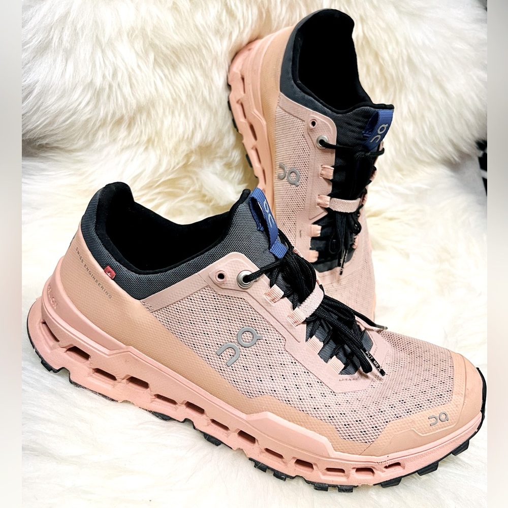On Running On Cloud Cloud Ultra Women’s size 9 Like New!!!